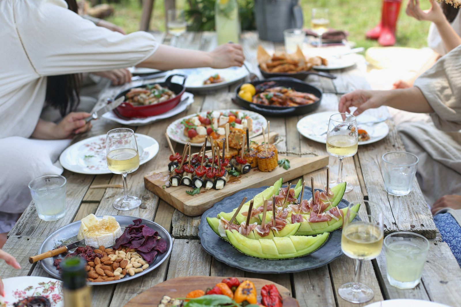 Large-scale institutional catering service